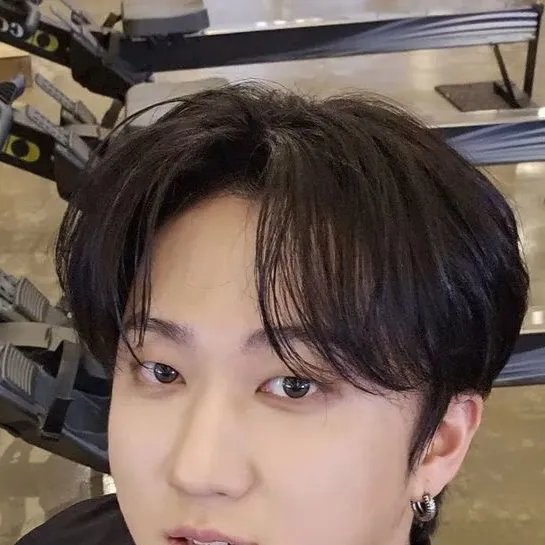 chat with ai character: Changbin 