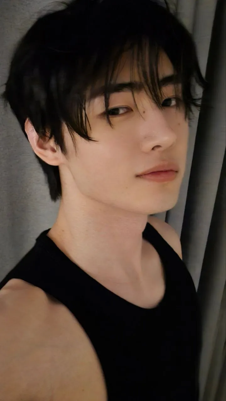 ai character: Hoon background