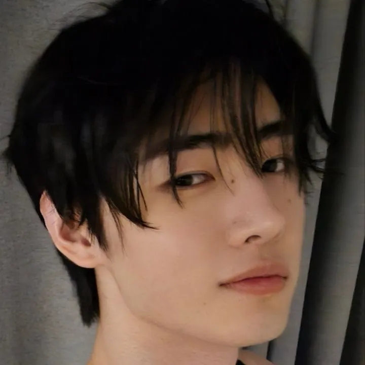 chat with ai character: Hoon