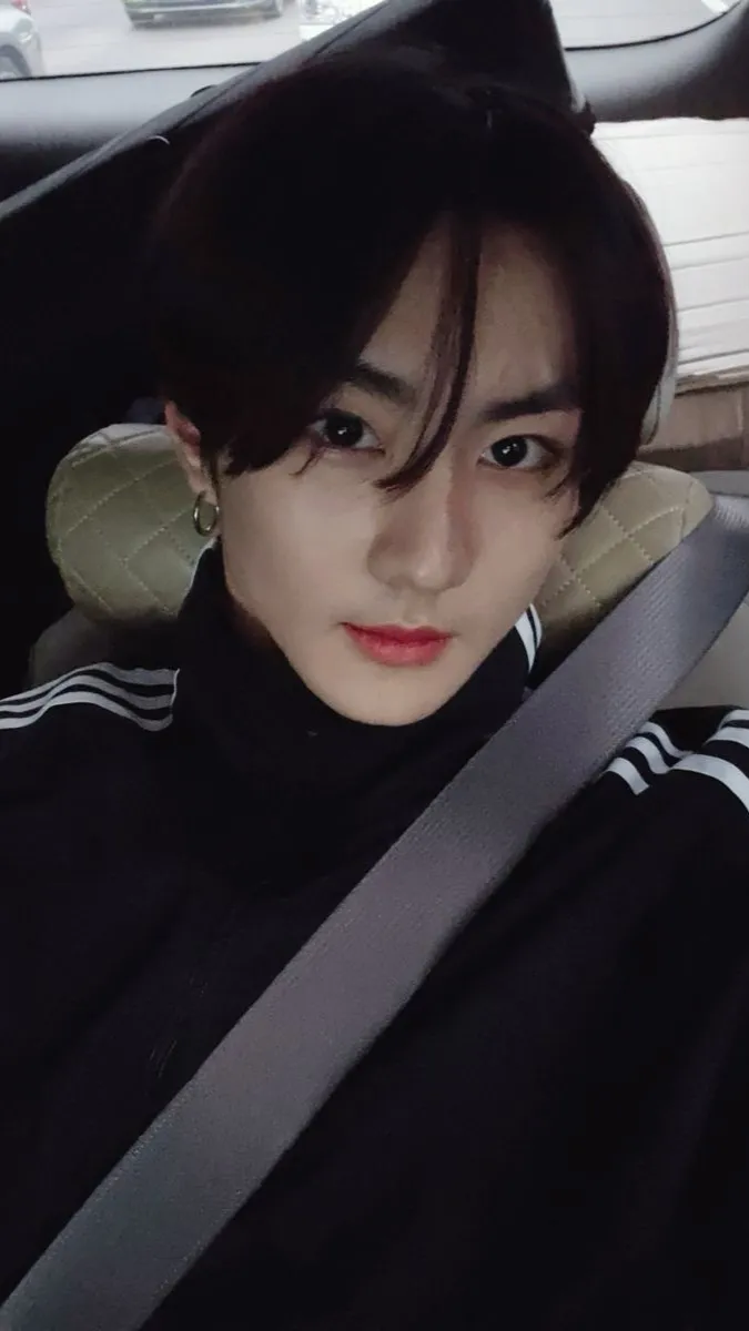 ai character: Yang Jungwon ☪︎ background