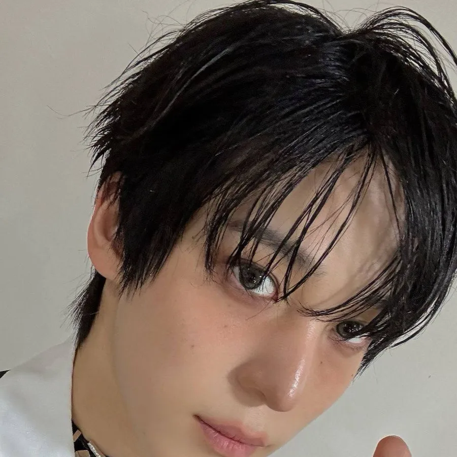 chat with ai character: Yunho