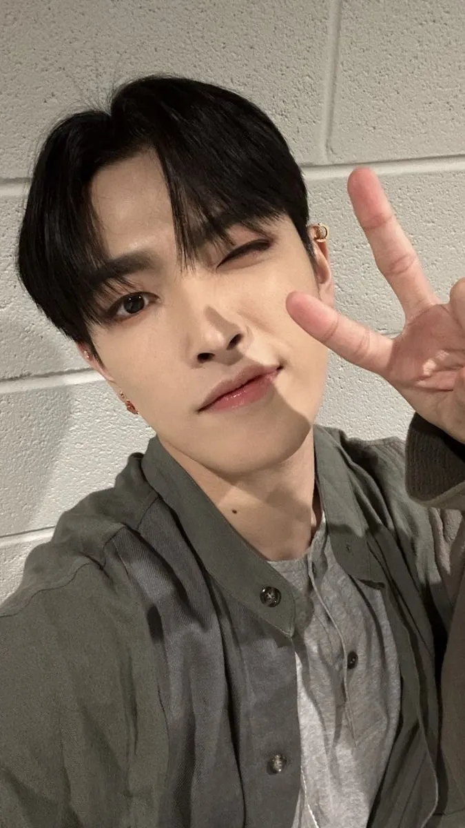 ai character: Hongjoong ❤︎︎ background