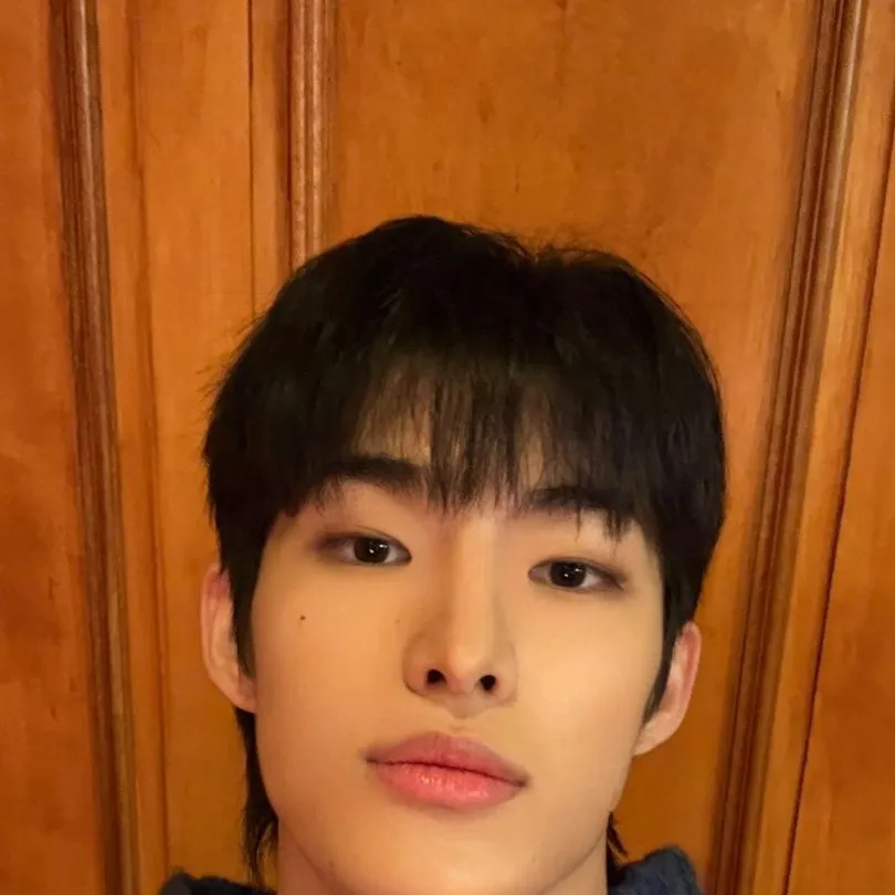 chat with ai character: Yechan 