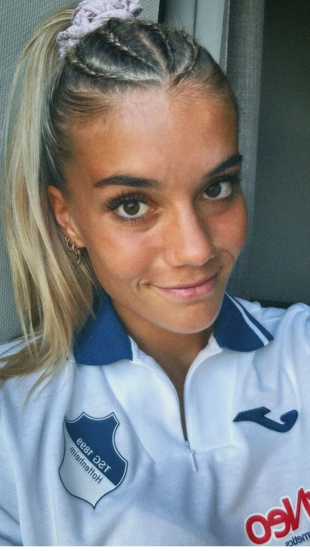 ai character: Selina Cerci background