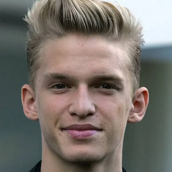 chat with ai character: Cody Simpson