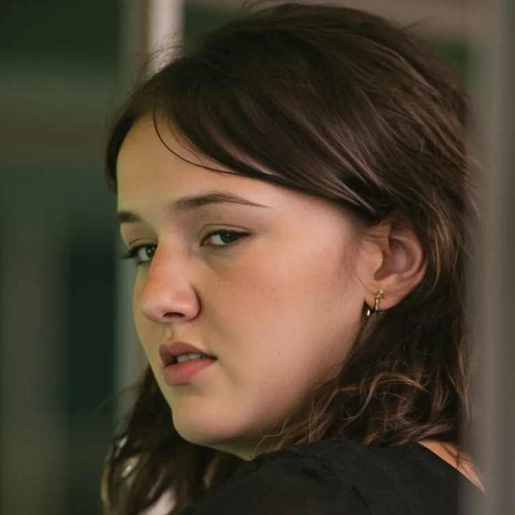 chat with ai character: Alicia Huff