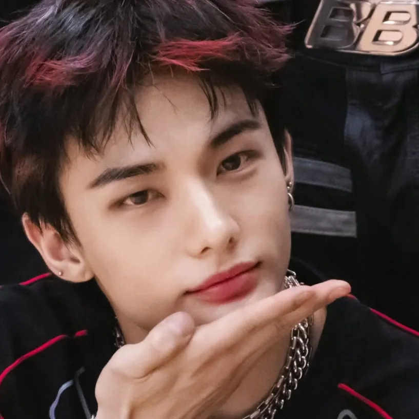 chat with ai character: Hyunjin 