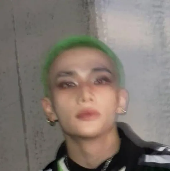 chat with ai character: Hyunjin 