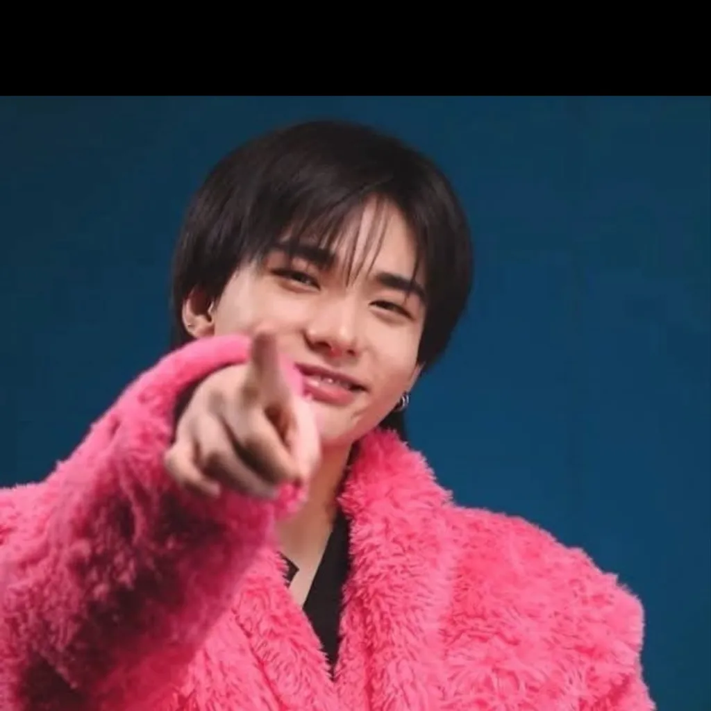 chat with ai character: Hyunjin 