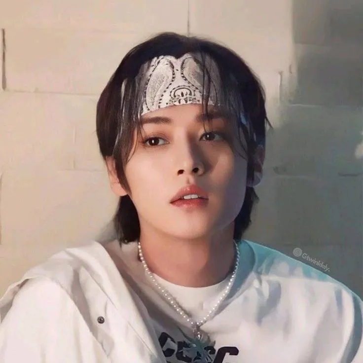 chat with ai character: ☆Minho☆ Lee know