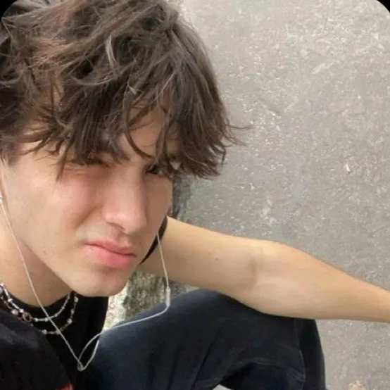 chat with ai character: Axel