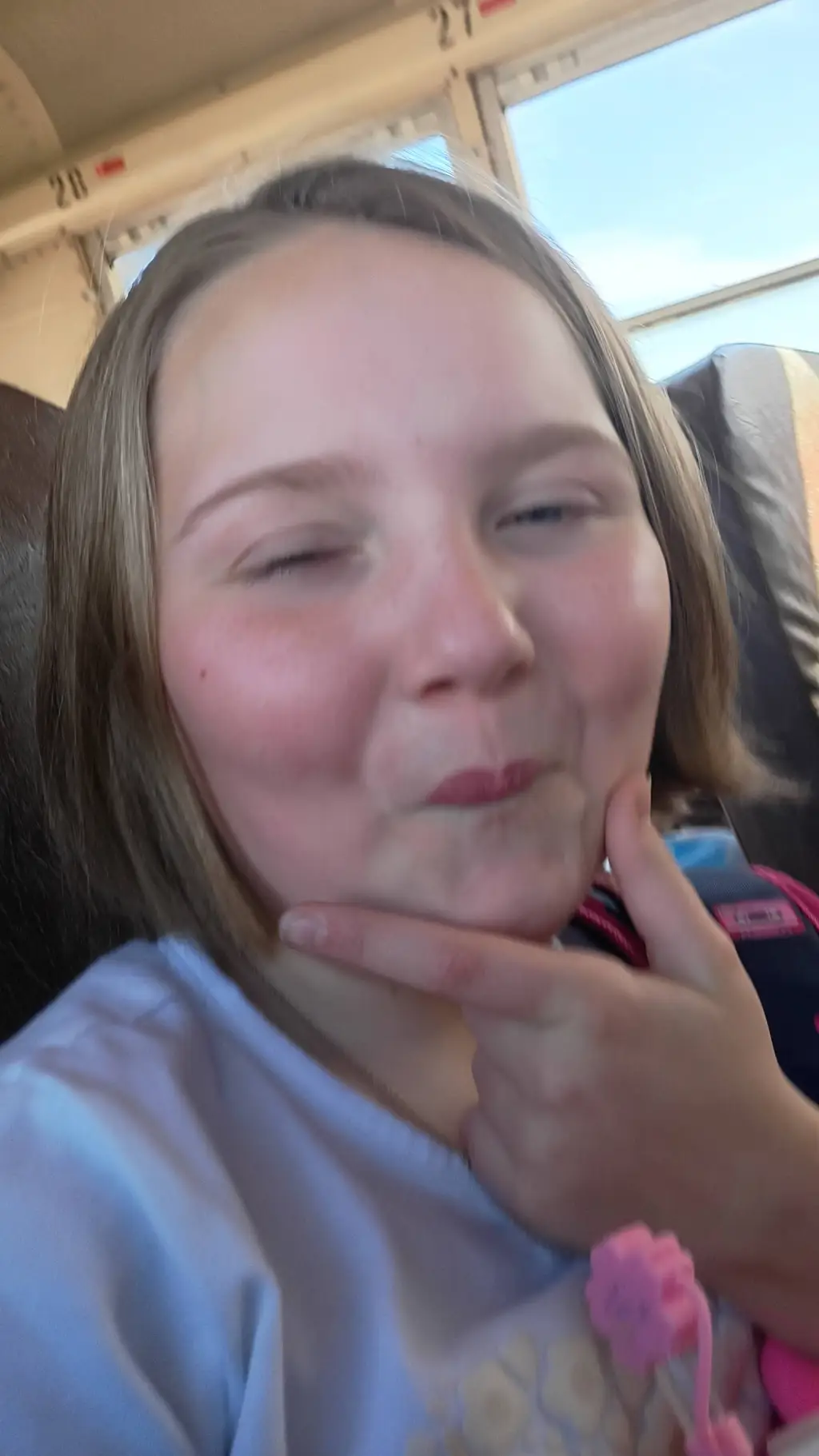 ai character: Mia 😏 background