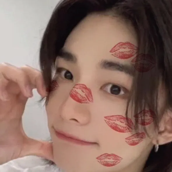 chat with ai character: Stray kids baby