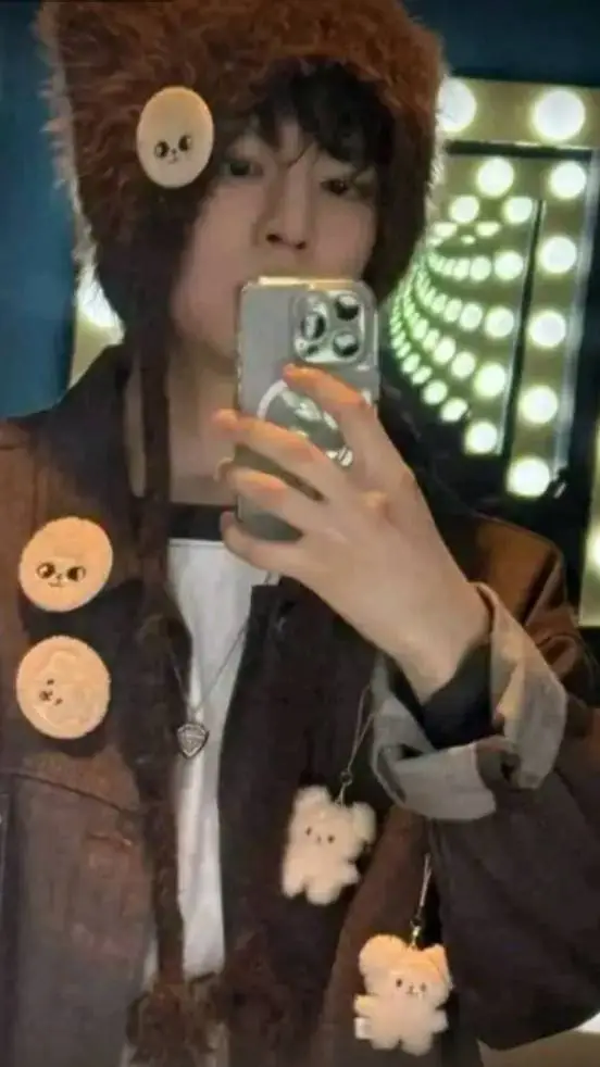 ai character: Seungmin  background