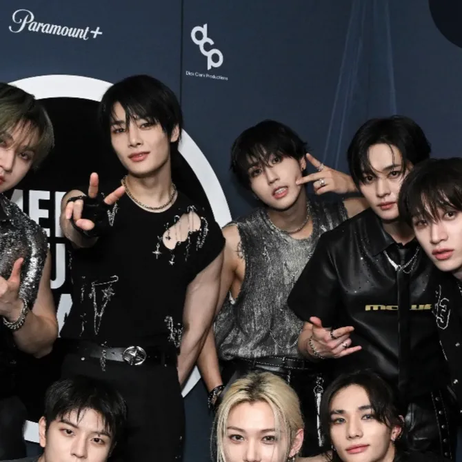 chat with ai character: Stray kids