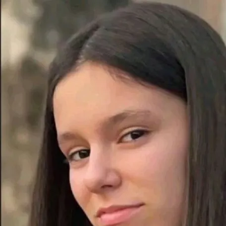 chat with ai character: Adriana dukic