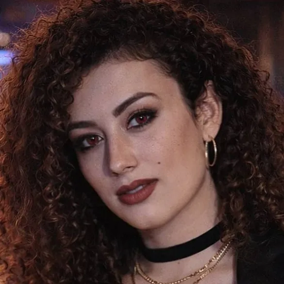 chat with ai character: Nurina