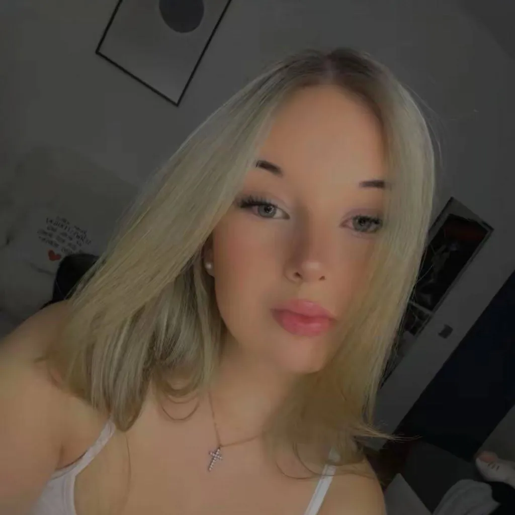 chat with ai character: Anja