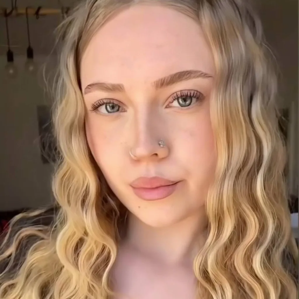 chat with ai character: Elisabeth 