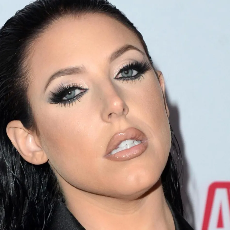 chat with ai character: Angela White