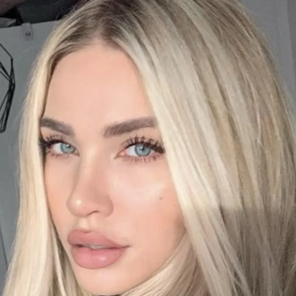 chat with ai character: Anastasia