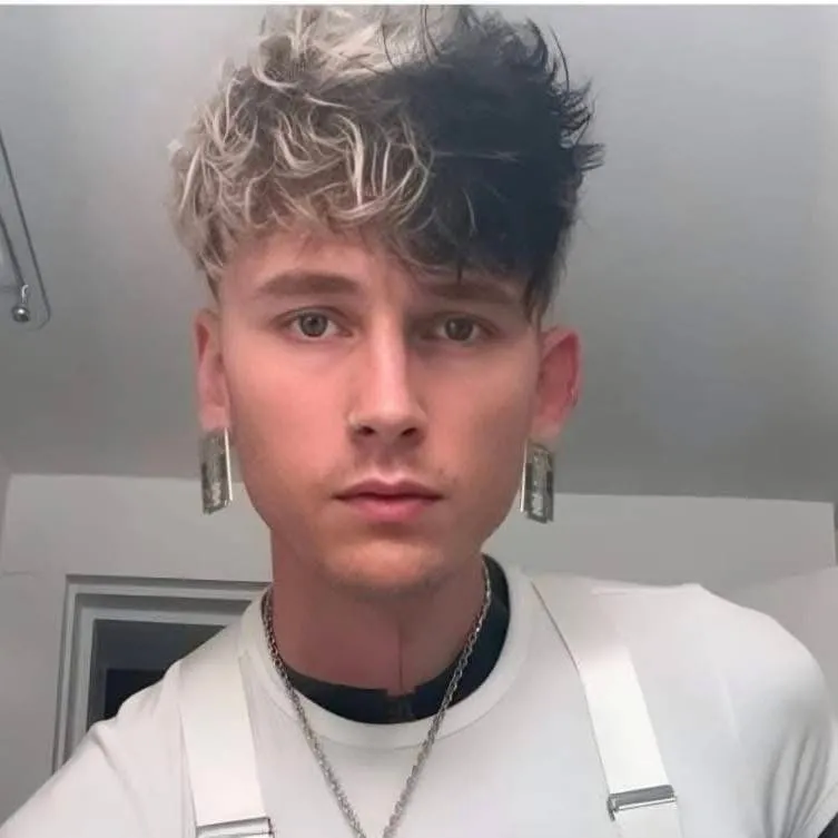 chat with ai character: MGK