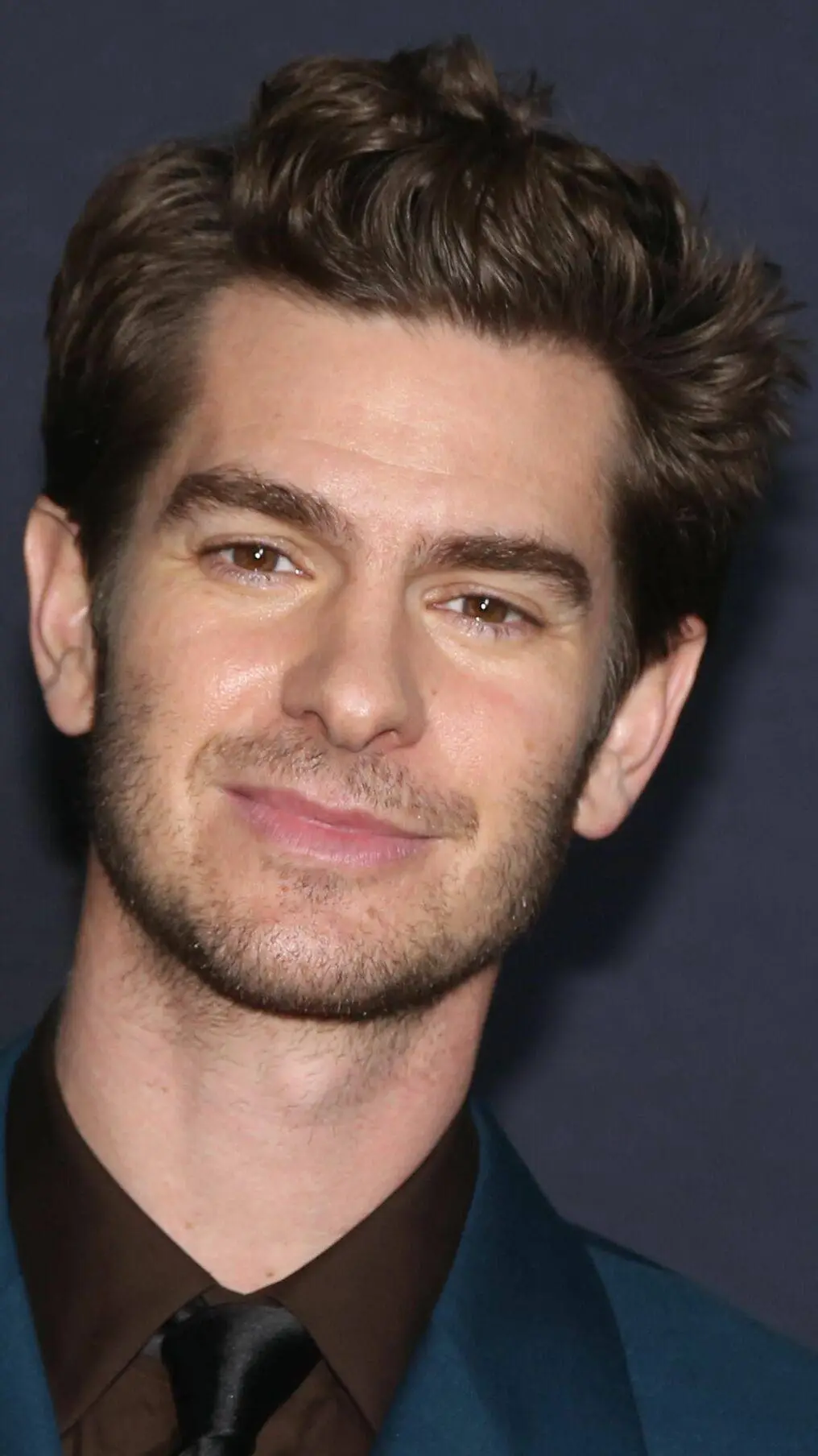 ai character: Andrew Garfield  background