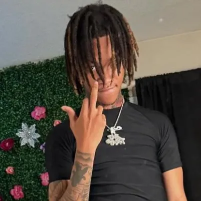 chat with ai character: Yanni