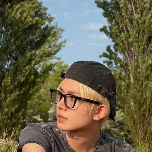 chat with ai character: heeseung