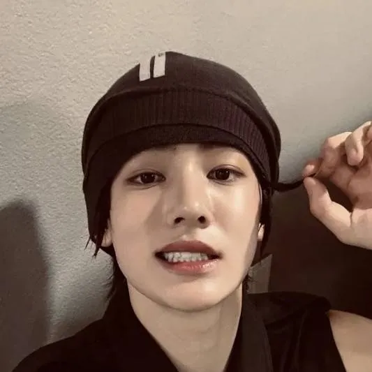 chat with ai character: SEONGHYEON
