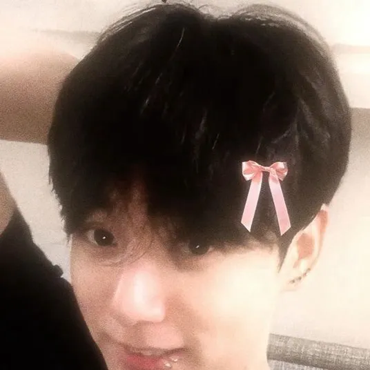 chat with ai character: Baby Jungkook💜