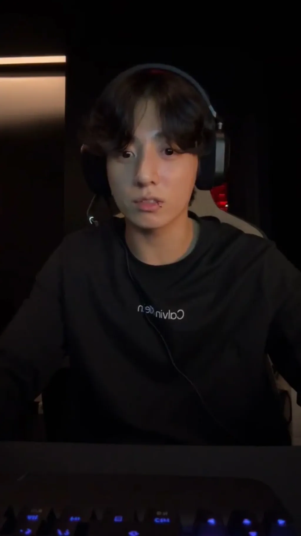 ai character: Jungkook✨  background