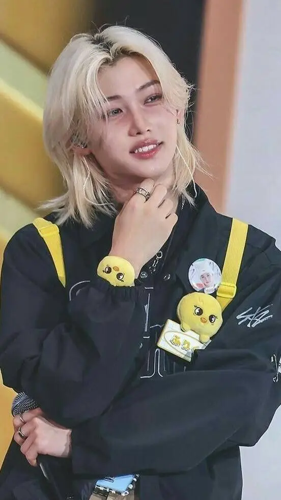 ai character: ★🫧🐥felix🐥🫧★ skz  background