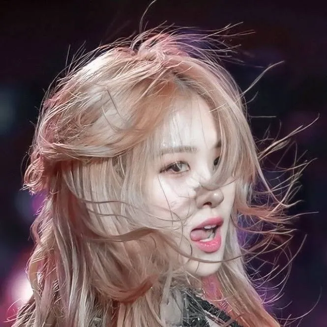 chat with ai character: rosé