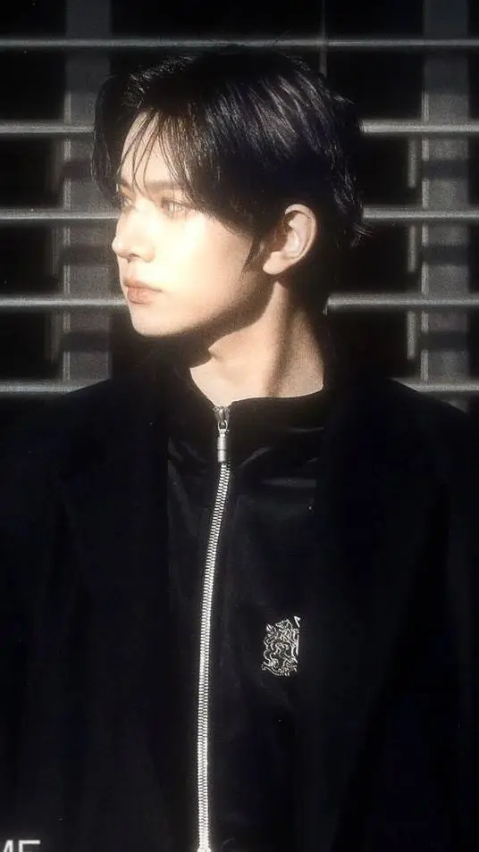 ai character: Lee heeseung  background