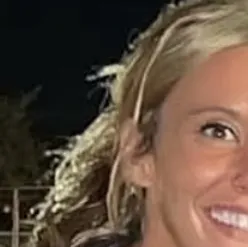 chat with ai character: Mia