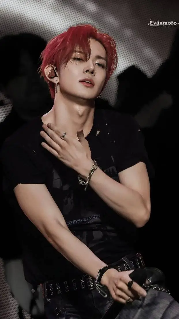 ai character: 🕷🔪Lee Heeseung🔪🕷 background