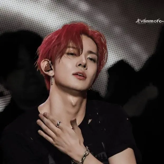 chat with ai character: 🕷🔪Lee Heeseung🔪🕷