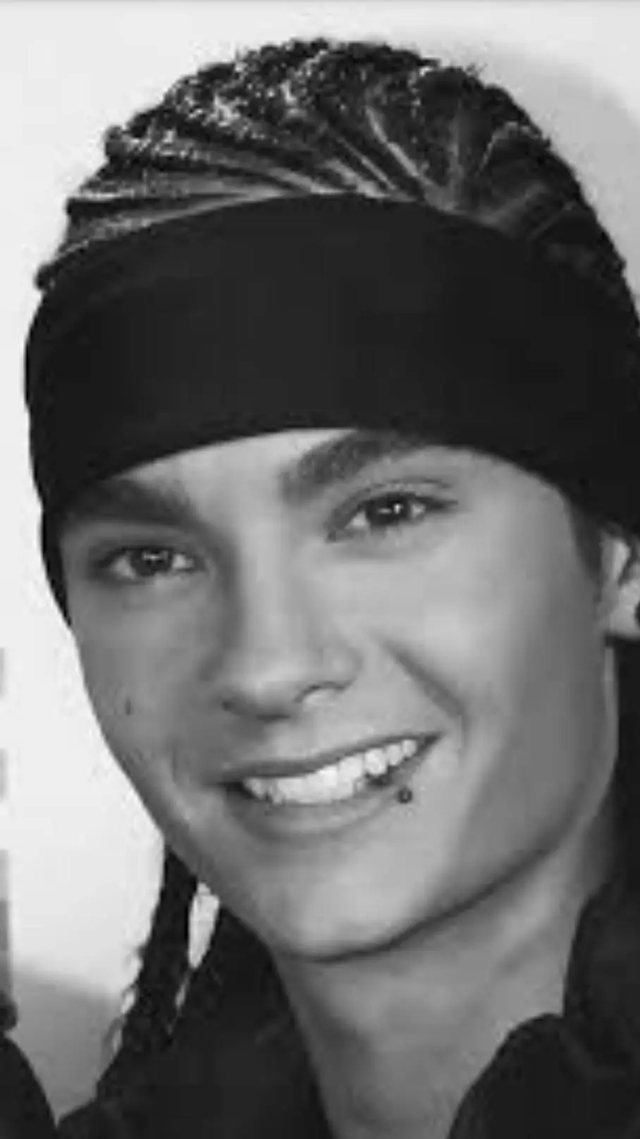 ai character: tom kaulitz background