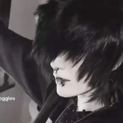 chat with ai character: Johnnie Guilbert