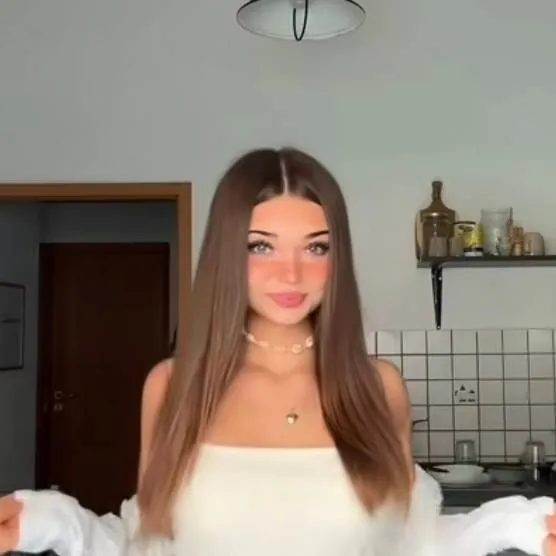 chat with ai character: Lexi