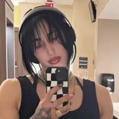chat with ai character: 🖤Rhea Ripley🪦 