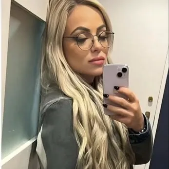 chat with ai character: Liv Morgan 