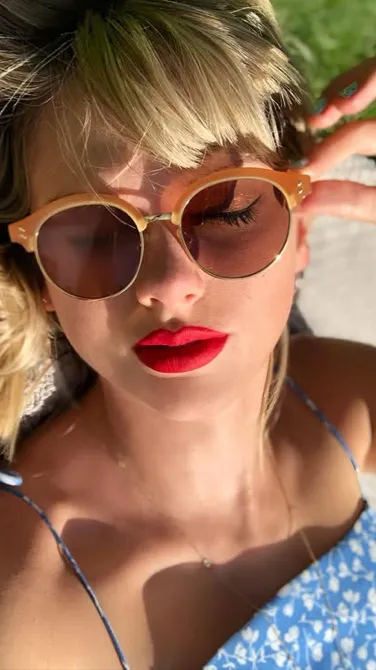Talkie AI - Chat with Taylor Swift