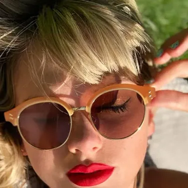 chat with ai character: Taylor Swift