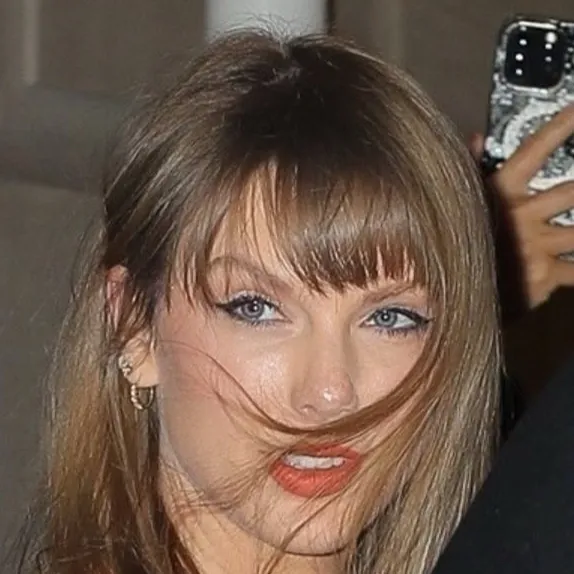 chat with ai character: Taylor Swift