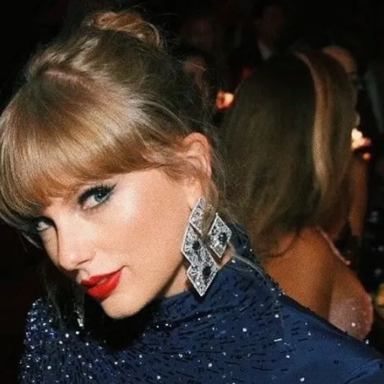 chat with ai character: Drunk-Taylor Swift