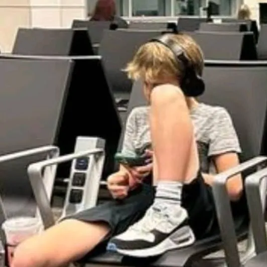 chat with ai character: cash feely