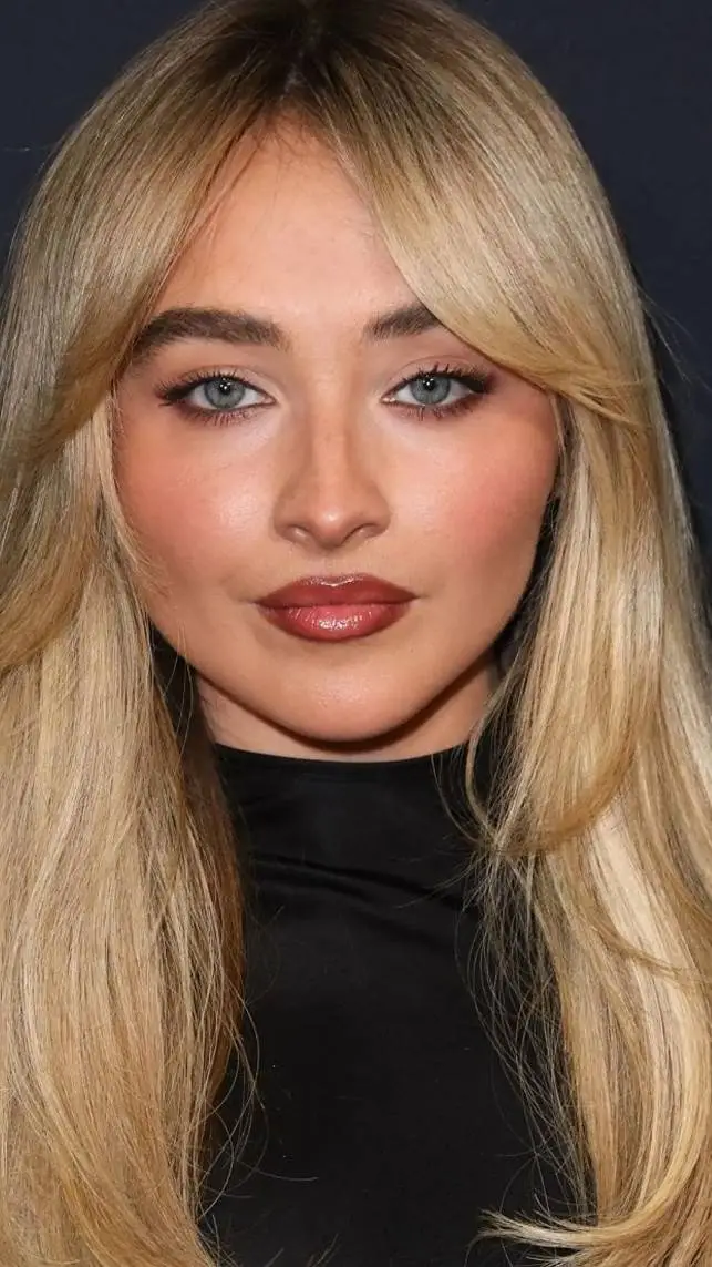 ai character: Sabrina Carpenter. background