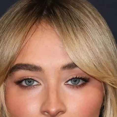 chat with ai character: Sabrina Carpenter.